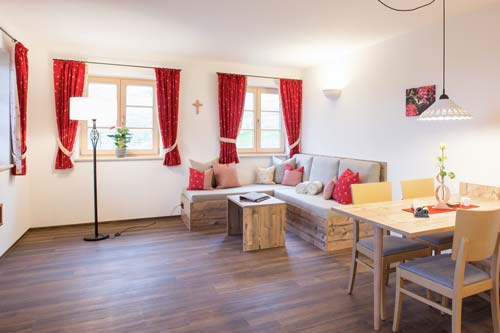 schleipfnerhof_chiemsee_almwiese_wohnraum