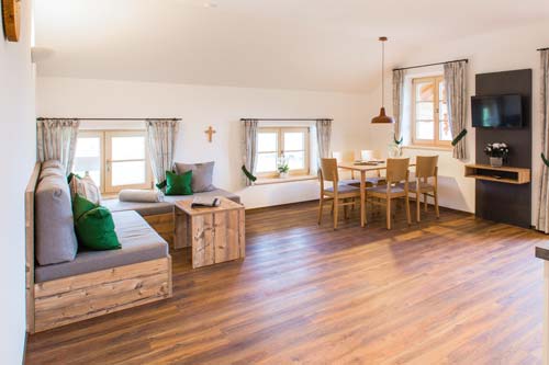 schleipfnerhof_chiemsee_kraeutergarten_wohnraum